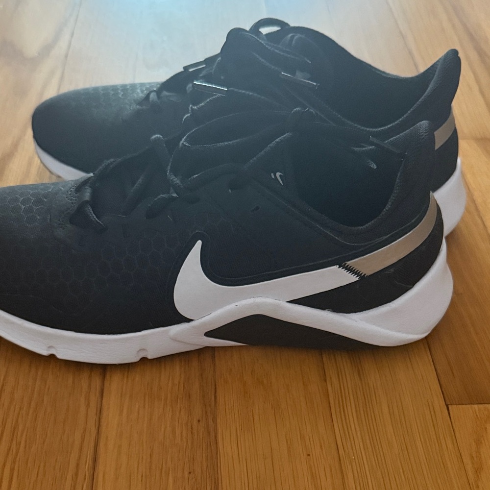 Nike Men's Black and White Athletic Sneakers